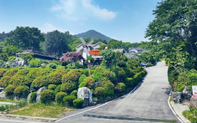 써니힐 입구 — 햇살 가득한 첫인상